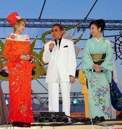 　サマーカーニバルに出演した（左から）瀬川瑛子、北島三郎、伍代夏子＝北海道知内町