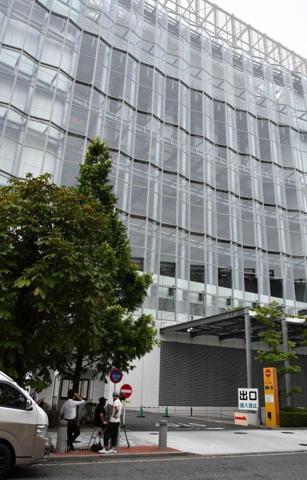 　スタジオ収録の稲垣吾郎を待つテレビクルー＝東京・台場