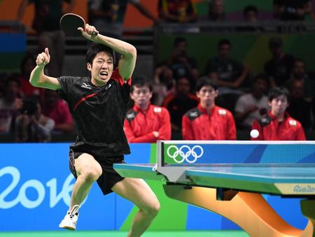 俳優・坂上忍から「エア隼」と命名された水谷隼の足を高く上げた強烈スマッシュ