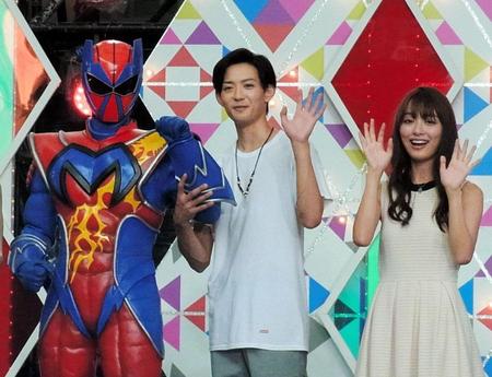 手を振るマックスマン、竜星涼、内田理央（左から）＝東京・六本木ヒルズアリーナ