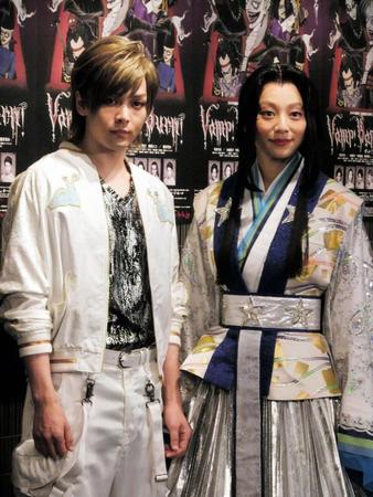 初日前に会見した（左から）中村倫也、小池栄子＝赤坂ＡＣＴシアター