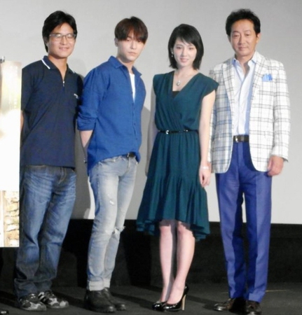 映画「絶壁の上のトランペット」の完成披露上映会で舞台あいさつした（左から）ハン・サンヒ監督、Ｌ．ＪＯＥ、桜庭ななみ、辰巳琢郎＝東京・お台場シネマメディアージュ