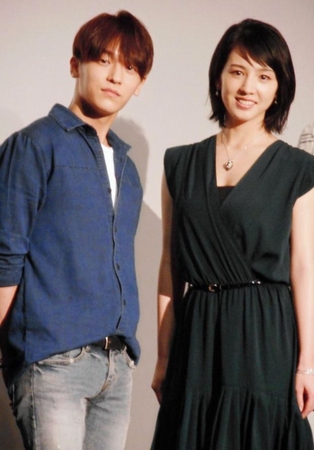 映画「絶壁の上のトランペット」の完成披露上映会で舞台あいさつした桜庭ななみ（右）とＬ．ＪＯＥ＝都内