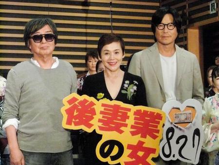 浴衣の美魔女を集めてイベントを行った（左から）鶴橋康夫監督、大竹しのぶ、豊川悦司＝東京・神楽座