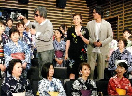 浴衣の美魔女を指揮する鶴橋康夫監督（左）と大竹しのぶ（中央）、豊川悦司（右）＝東京・神楽座