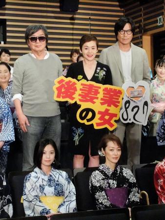 浴衣の美魔女を集めてイベントを行った（左から）鶴橋康夫家督、大竹しのぶ、豊川悦司＝東京・神楽座