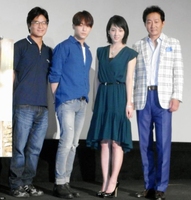 映画「絶壁の上のトランペット」の完成披露上映会で舞台あいさつした（左から）ハン・サンヒ監督、Ｌ．ＪＯＥ、桜庭ななみ、辰巳琢郎＝東京・お台場シネマメディアージュ