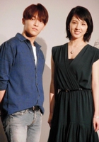 映画「絶壁の上のトランペット」の完成披露上映会で舞台あいさつした桜庭ななみ（右）とＬ．ＪＯＥ＝都内