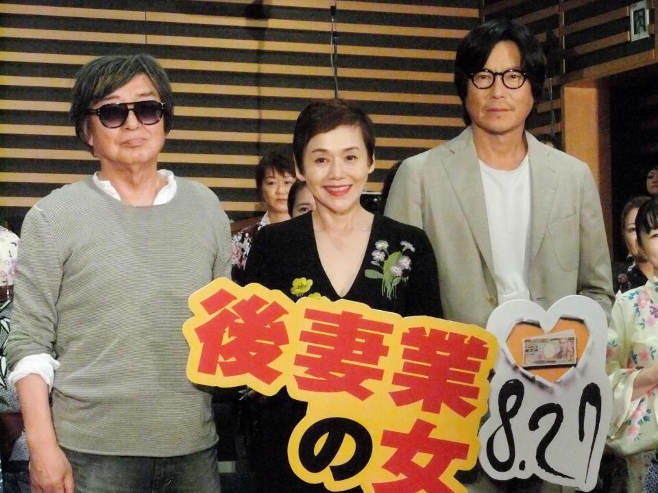 浴衣の美魔女を集めてイベントを行った（左から）鶴橋康夫監督、大竹しのぶ、豊川悦司＝東京・神楽座