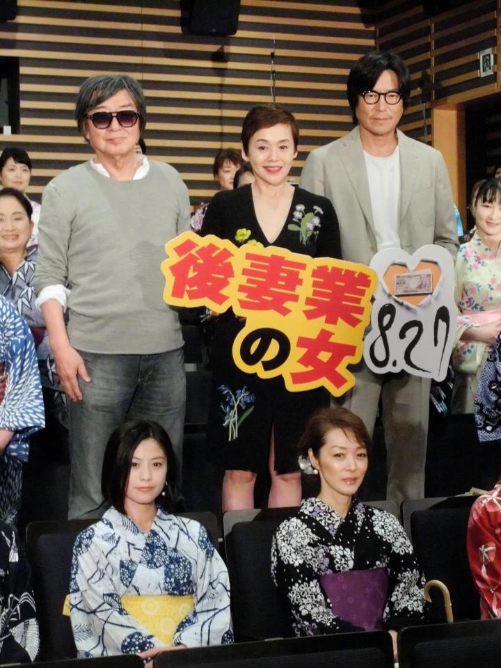 浴衣の美魔女を集めてイベントを行った（左から）鶴橋康夫家督、大竹しのぶ、豊川悦司＝東京・神楽座