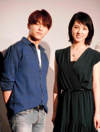 　舞台あいさつした桜庭ななみ（右）とＬ．ＪＯＥ＝東京・お台場