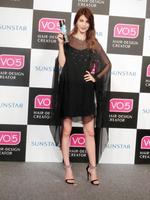 「ＶＯ５新製品発表会」でＴシャツとジーンズからスタイルチェンジしたマギー＝東京・渋谷のＣＡＲＡＴＯ７１