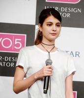 「ＶＯ５新製品発表会」に冒頭でＴシャツとジーンズのラフなスタイルで登場したマギー＝東京・渋谷のＣＡＲＡＴＯ７１