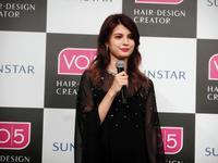 「ＶＯ５新製品発表会」でＴシャツとジーンズからスタイルチェンジしたマギー＝東京・渋谷のＣＡＲＡＴＯ７１