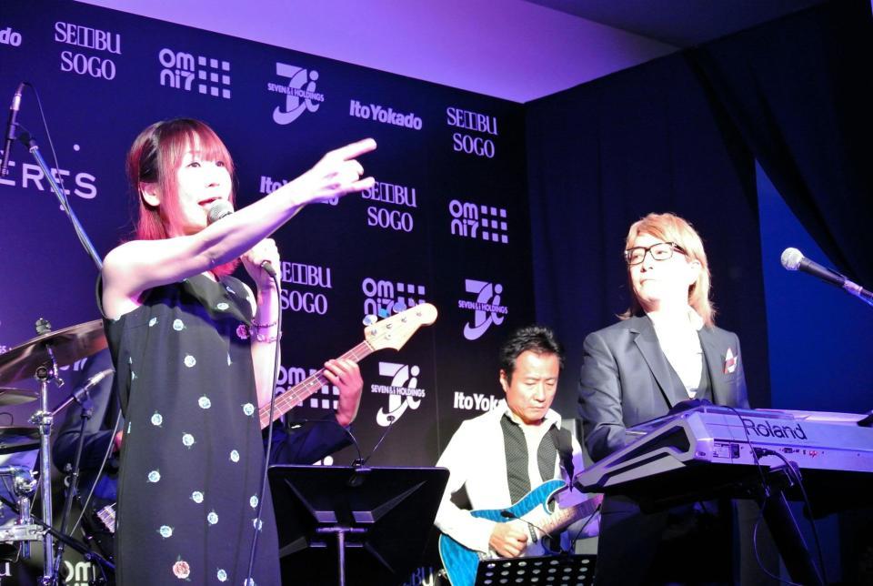 ゲストボーカルの大森靖子（左）とＣＭ曲を披露する小室哲哉＝東京・虎ノ門