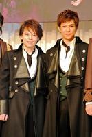 Ｗキャストで主演を務める中川晃教（左）と柿澤勇人＝東京・高輪