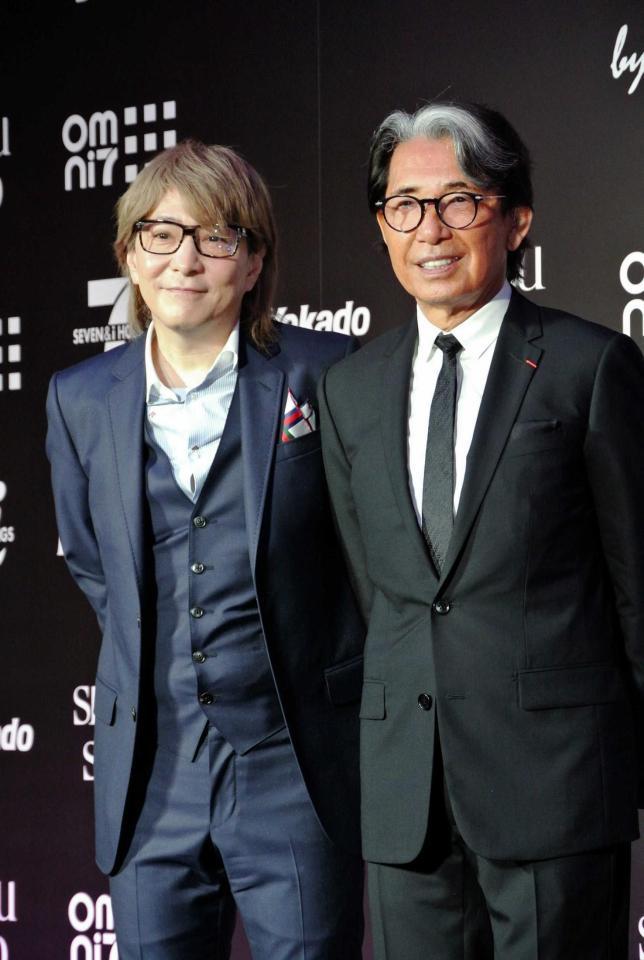 　高田賢三氏（右）の新コレクションのＣＭ曲を担当した小室哲哉＝東京・虎ノ門