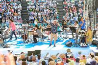 　熱唱する槇原敬之（左から３人目）、ＫＡＮ（同４人目）、馬場俊英（同６人目）