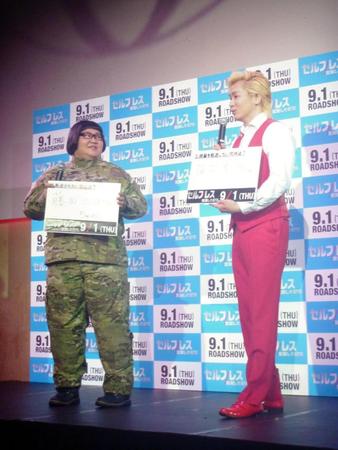 映画「セルフレス／覚醒した記憶」公開記念イベントに参加したメイプル超合金の安藤なつ（左）とカズレーザー＝東京・有楽町