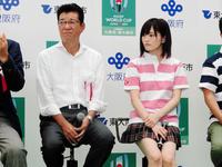 イベントに登場した松井一郎大阪府知事（左）と山本彩＝大阪市内