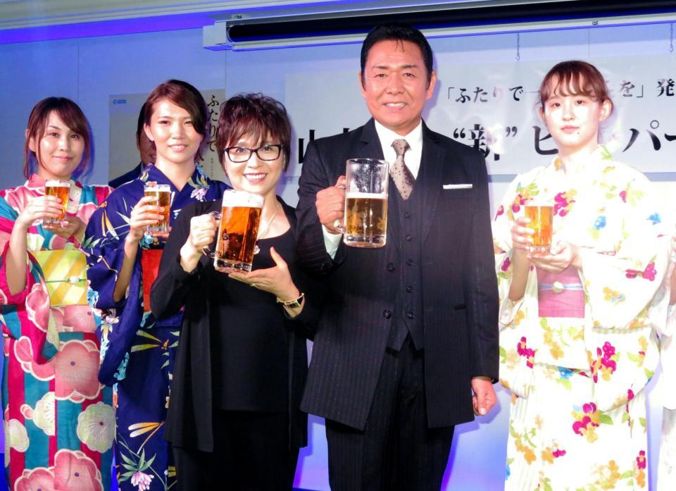 悦子夫人（前列左）と乾杯する山本譲二＝東京・品川