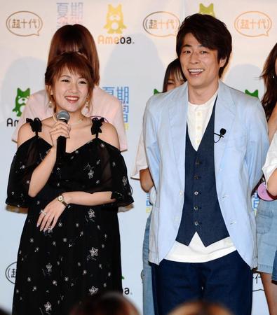 開校式に登場した田村淳（右）と高橋みなみ＝青山学院大学ＩＶＹ　ＨＡＬＬ（撮影・三好信也）