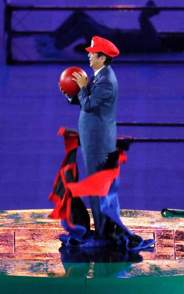 　２０２０年東京五輪を紹介するセレモニーでマリオ役を務めた安倍首相（共同）