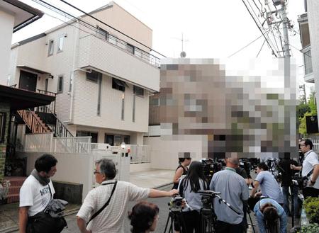 　高畑裕太容疑者の自宅前に集まった報道陣＝東京都内（写真は一部加工してあります）