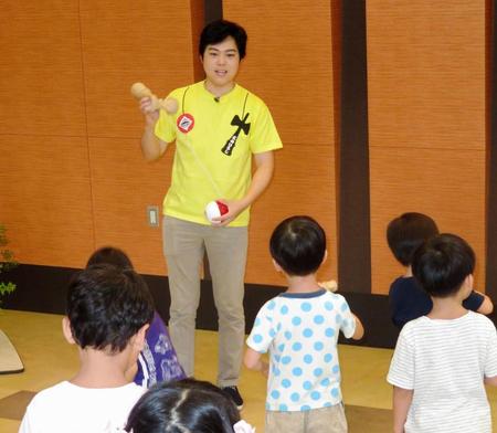 保育園での課外授業で園児とけん玉で遊ぶ三山ひろし＝東京・代々木上原