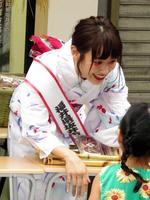 一日店長を務めた高橋愛＝東京・戸越銀座