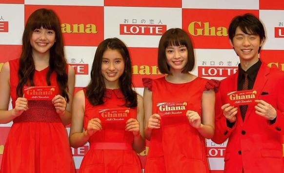 ロッテ「ガーナミルクチョコレート」をＰＲした（左から）松井愛莉、土屋太鳳、広瀬すず、羽生結弦＝東京・南青山のスパイラルホール（撮影・堀内翔）