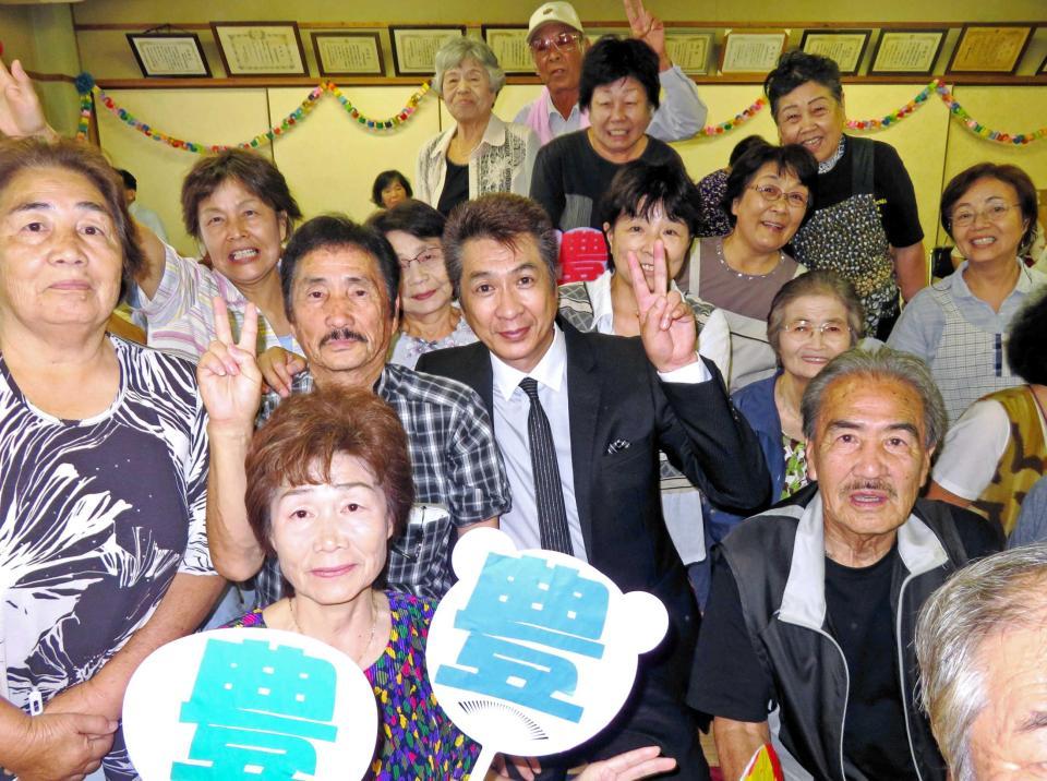 　島の住民と交流した山川豊（中央）＝香川県・豊島