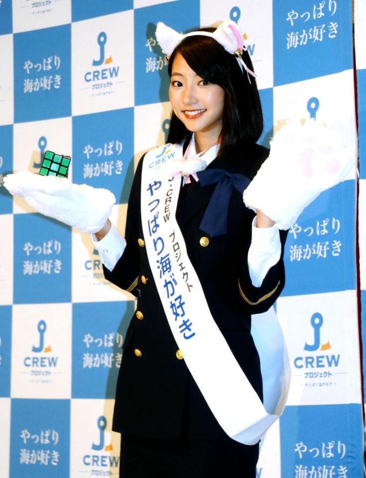 　船の守り神、猫のコスプレをする武田玲奈＝海員ビル