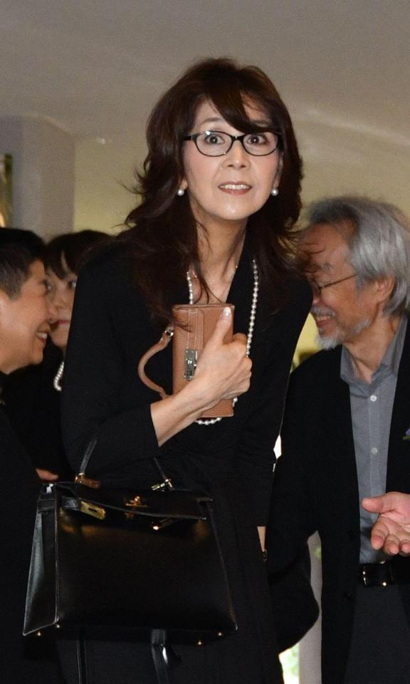 「六輔　永のお別れの会」に訪れた柏木由紀子＝青山葬儀所