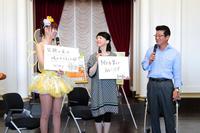 トークを繰り広げた（左から）さゆり、未知やすえ、松井一郎大阪府知事＝大阪府庁