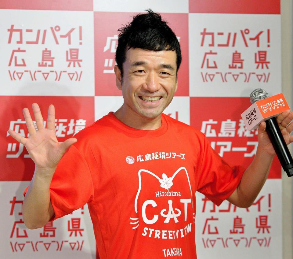 観光副課長に任命され、ポーズをとる猫ひろし＝東京・銀座の広島ブランドショップＴＡＵ（撮影・西岡正）
