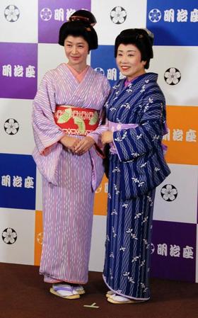 高畑淳子の体調を気遣った藤山直美（右）と共演者の田中美佐子＝東京・明治座