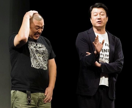 ライブが延期になったことを謝罪し、トークライブイベントを行った極楽とんぼ（左から山本圭壱、加藤浩次）＝札幌市内