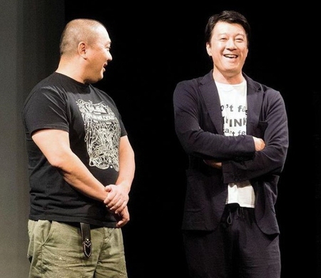 ライブが延期になったことを謝罪し、トークライブイベントを行った極楽とんぼ（左から山本圭壱、加藤浩次）＝札幌市内