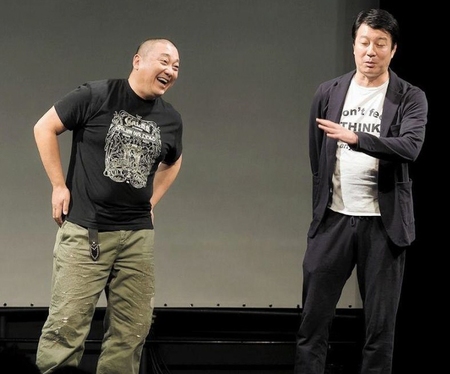 ライブが延期になったことを謝罪し、トークライブイベントを行った極楽とんぼ（左から山本圭壱、加藤浩次）＝札幌市内