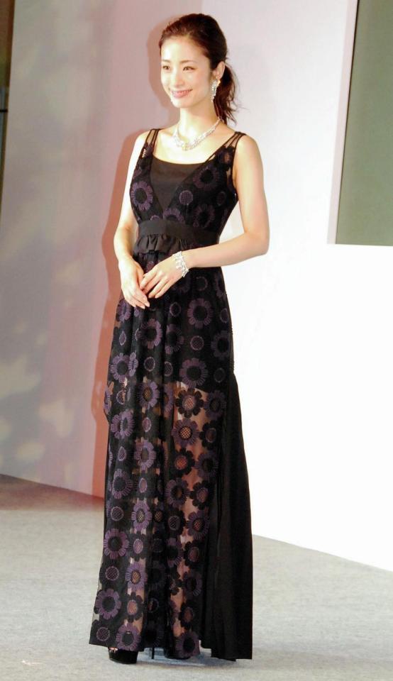 ベッキーの質問を笑顔でかわした上戸彩＝東京ビッグサイト