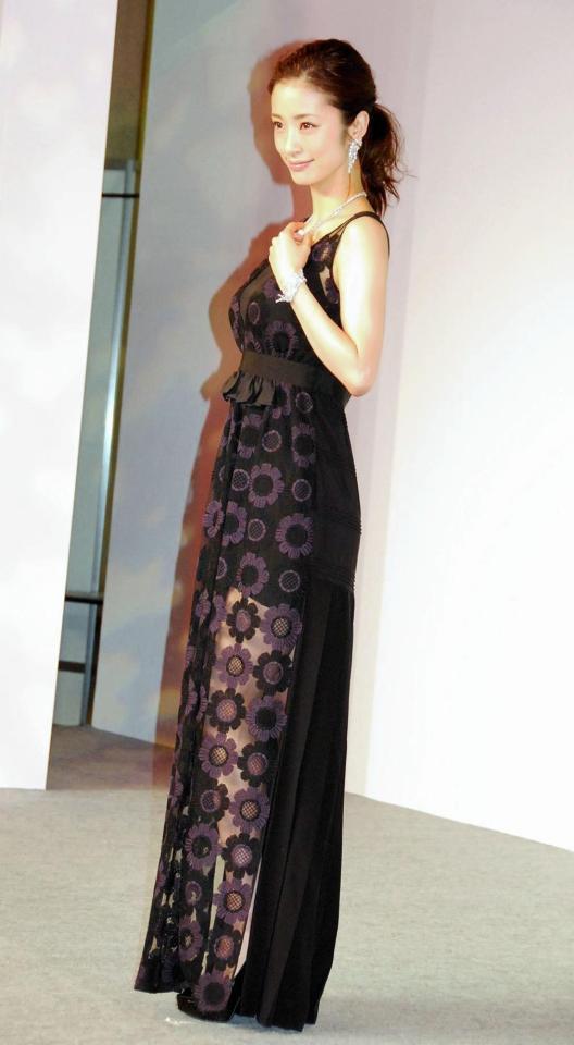 ベッキーの質問を笑顔でかわした上戸彩＝東京ビッグサイト