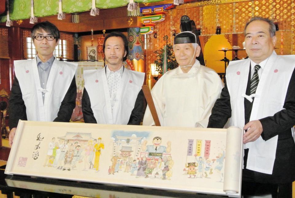 「こち亀」の歴史を描いた絵巻を奉納した秋本治氏（左から２人目）＝東京・神田明神