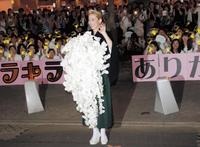 サヨナラパレードで笑顔を見せる龍真咲＝東京宝塚劇場