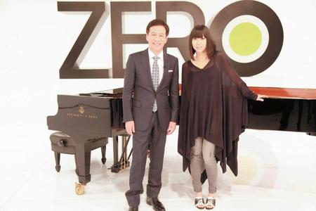 　「ＮＥＷＳ　ＺＥＲＯ」などに出演する宇多田ヒカル（左は村尾信尚キャスター）