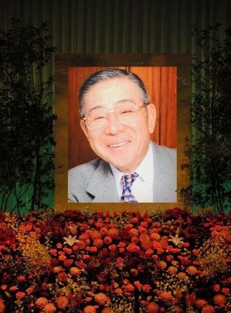 祭壇に飾られた大橋巨泉さんの遺影＝東京・グランドプリンスホテル新高輪国際館パミール（撮影・開出牧）