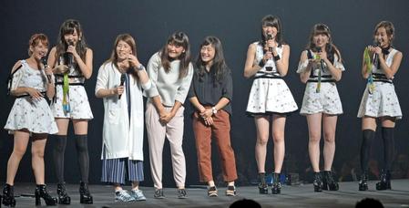 ℃-ｕｔｅのコンサートでメダルの報告をする（左から３人目より）吉田沙保里、伊調馨、登坂絵莉＝日本武道館