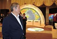 「世界まるごとＨＯＷマッチ」のセットなどを懐かしそうに見つめるビートたけし＝東京・高輪