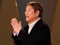 大橋巨泉さんの祭壇に献花し手を合わせるビートたけし＝東京・グランドプリンスホテル新高輪国際館パミール（撮影・開出牧）