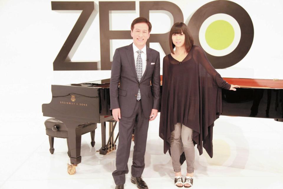 　「ＮＥＷＳ　ＺＥＲＯ」などに出演する宇多田ヒカル（左は村尾信尚キャスター）